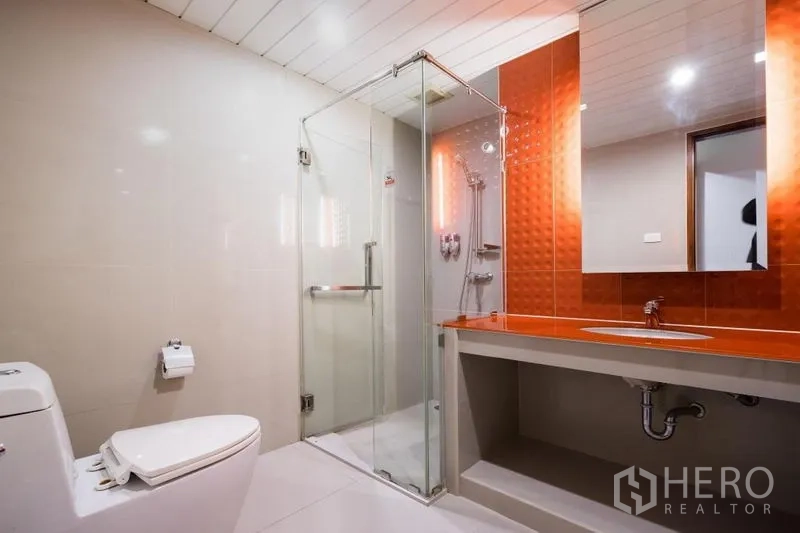 คอนโด ให้เช่าในWatthana, Bangkok - ห้องน้ำทันสมัย ฝักบัวกระจกกั้น เคาน์เตอร์อ่างล้างมือสีส้ม