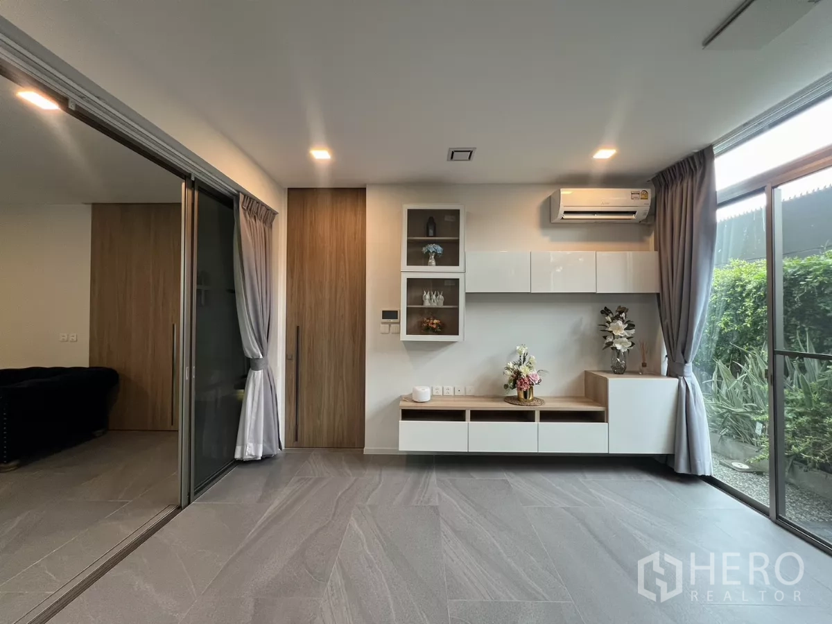 独立式住宅 出租在Saphan Sung, Bangkok - 多功能房，壁柜搁架与大推拉门通花园