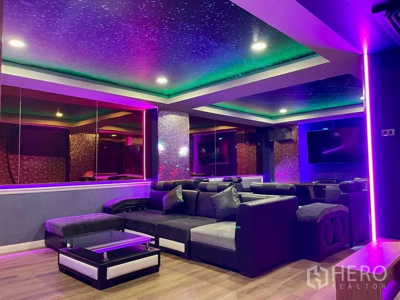 店屋 出租在Lat Phrao, Bangkok - 多彩灯光娱乐室，镜面墙与沙发，氛围灯环绕。
