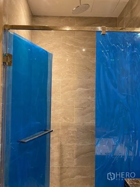 คอนโด ขายในDin Daeng, Bangkok - ห้องอาบน้ำสมัยใหม่พร้อมประตูกระจก ฝักบัวเรนชาวเวอร์ และผนังกระเบื้องลายหิน