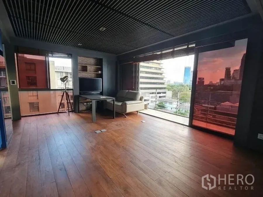 คอนโด ขายในPathum Wan, Bangkok - ห้องนั่งเล่นสว่างมีโซฟาและกระจกบานใหญ่รับวิวเมือง