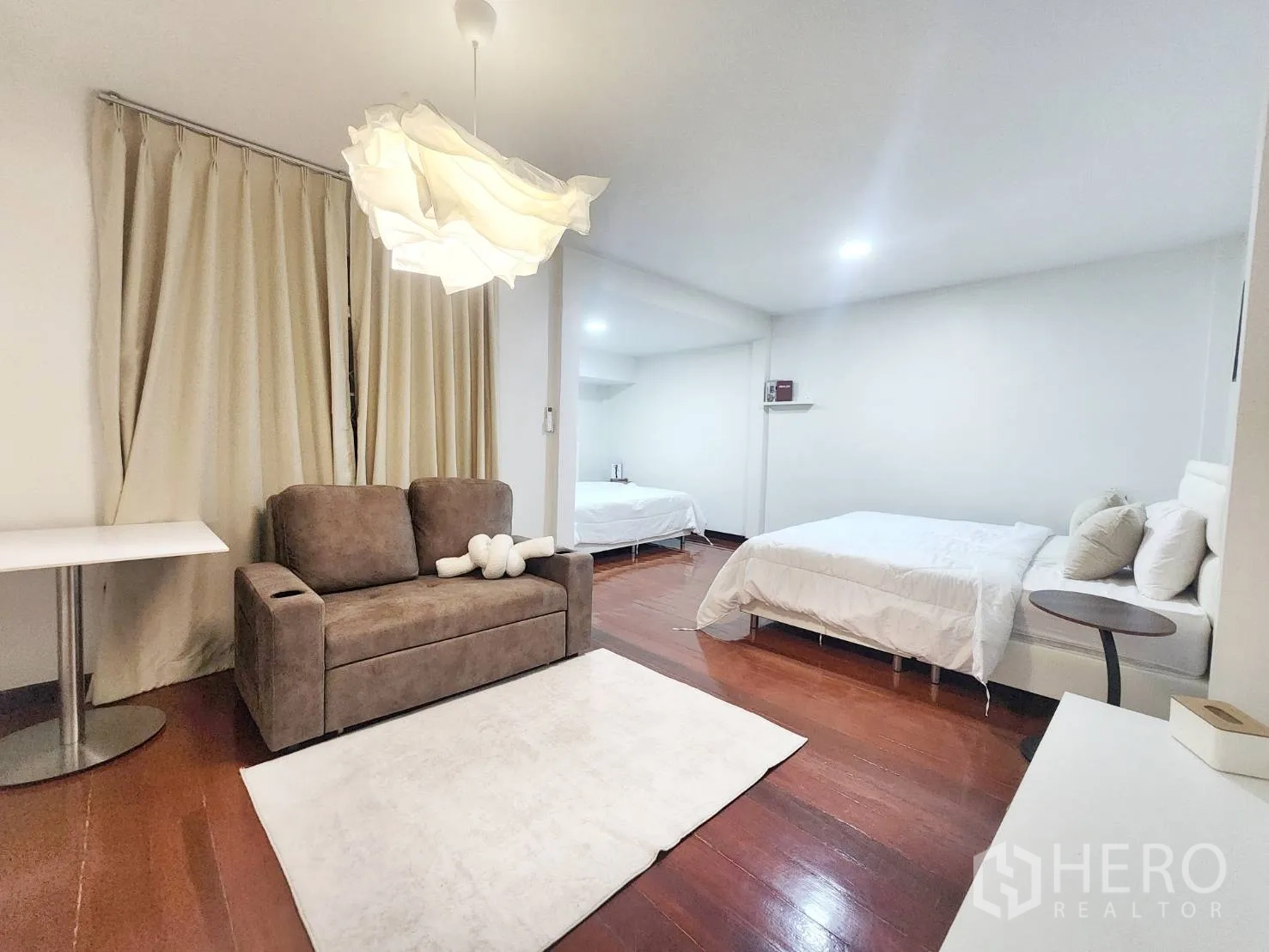 บ้านเดี่ยว for rent in Huai Khwang, Bangkok - ห้องกว้าง มีเตียงสองเตียง โซฟา พรม และพื้นไม้