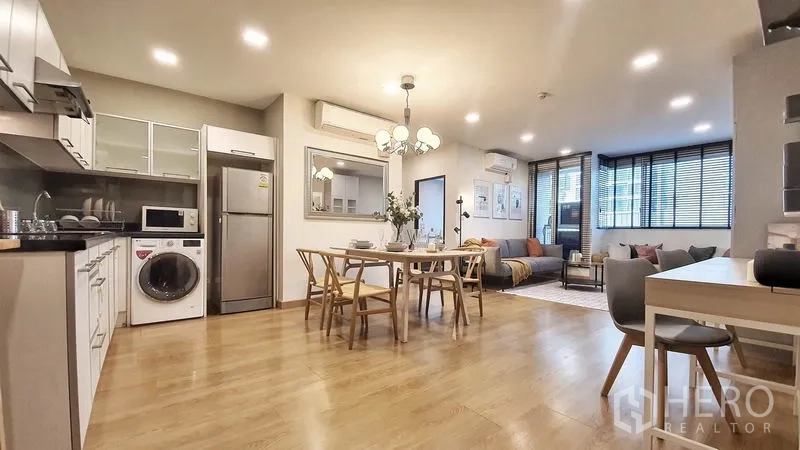 公寓 出租在Khlong Toei, Bangkok - 开放式厨房餐厅客厅，配不锈钢冰箱、微波炉、洗衣机与沙发角。