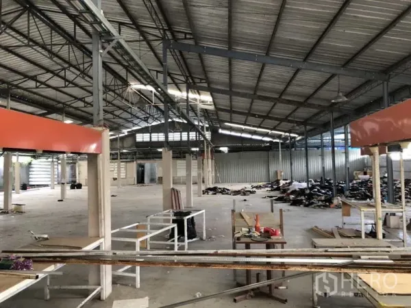 货栈 出租或出售在Khlong Luang, Pathum Thani - 大型厂房式大厅，钢立柱、顶灯与混凝土地面。