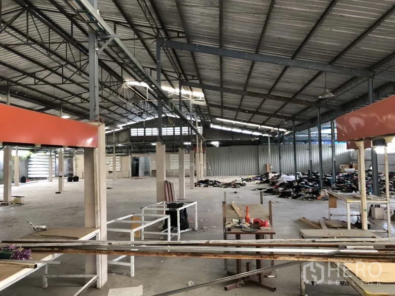 货栈 出租或出售在Khlong Luang, Pathum Thani - 大型厂房式大厅，钢立柱、顶灯与混凝土地面。
