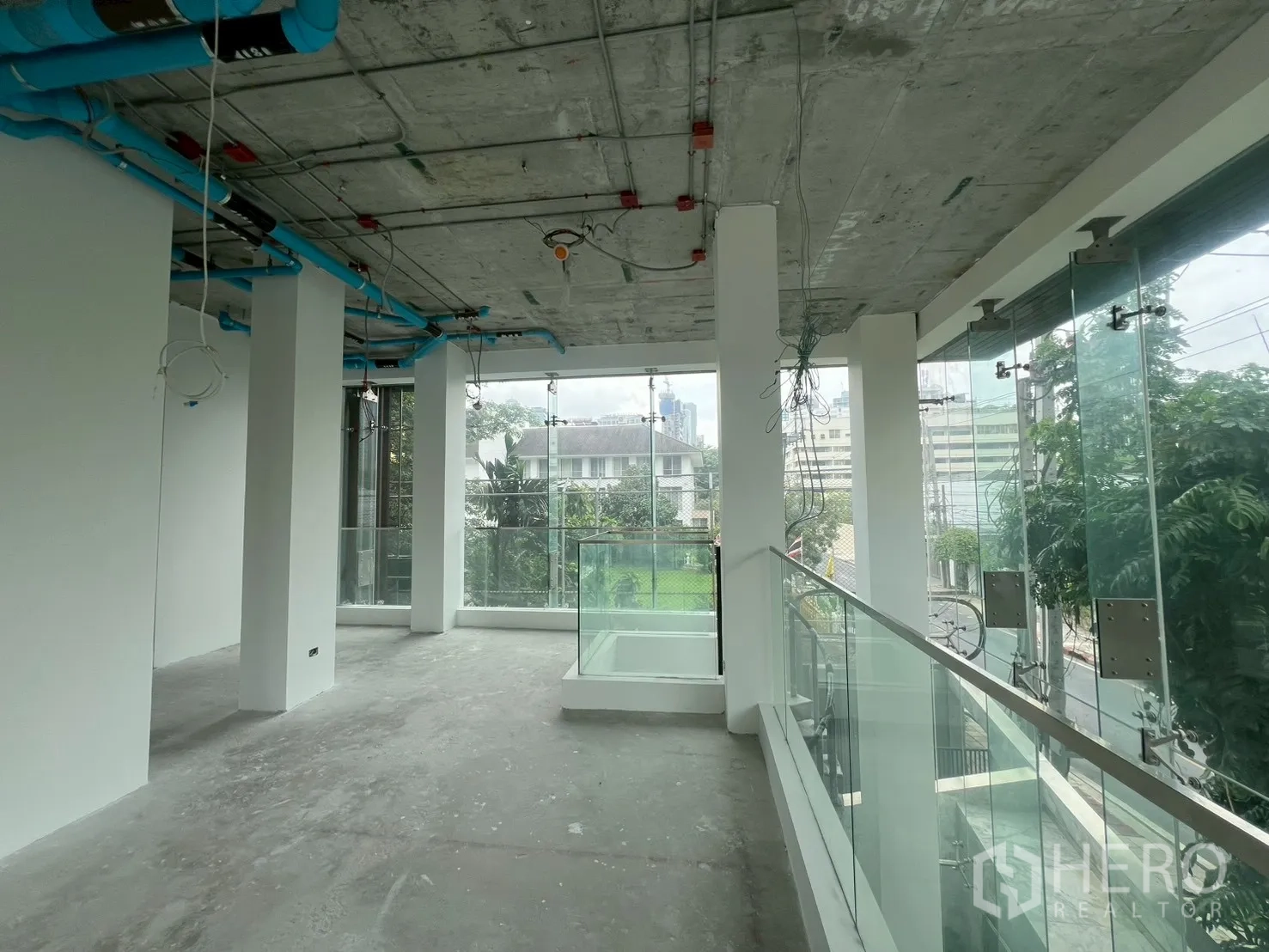 พื้นที่ขายปลีก ให้เช่า - พื้นที่เปิดโล่งชั้นบนพร้อมราวกระจก มองเห็นวิวต้นไม้