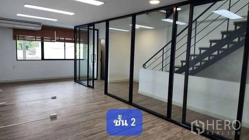 ทาวน์เฮาส์ ให้เช่าในBueng Kum, Bangkok - โซนออฟฟิศกั้นกระจก พร้อมบันได หน้าต่างกว้าง และเครื่องปรับอากาศ