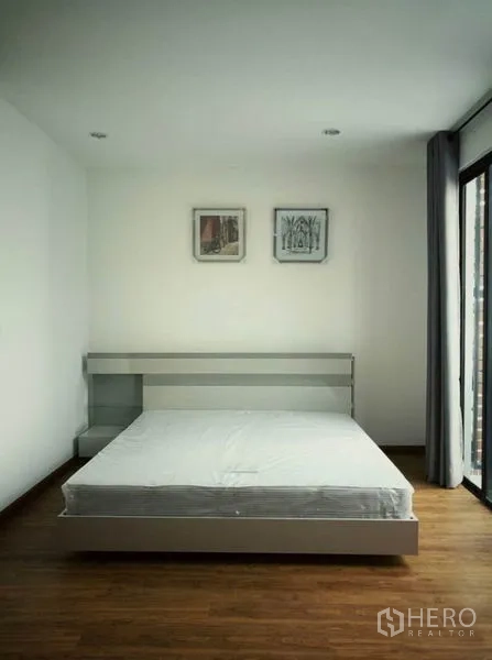 ทาวน์เฮาส์ ให้เช่าในSuan Luang, Bangkok - ห้องนอนใหญ่สไตล์มินิมอล เตียงพร้อมประตูกระจกออกระเบียง