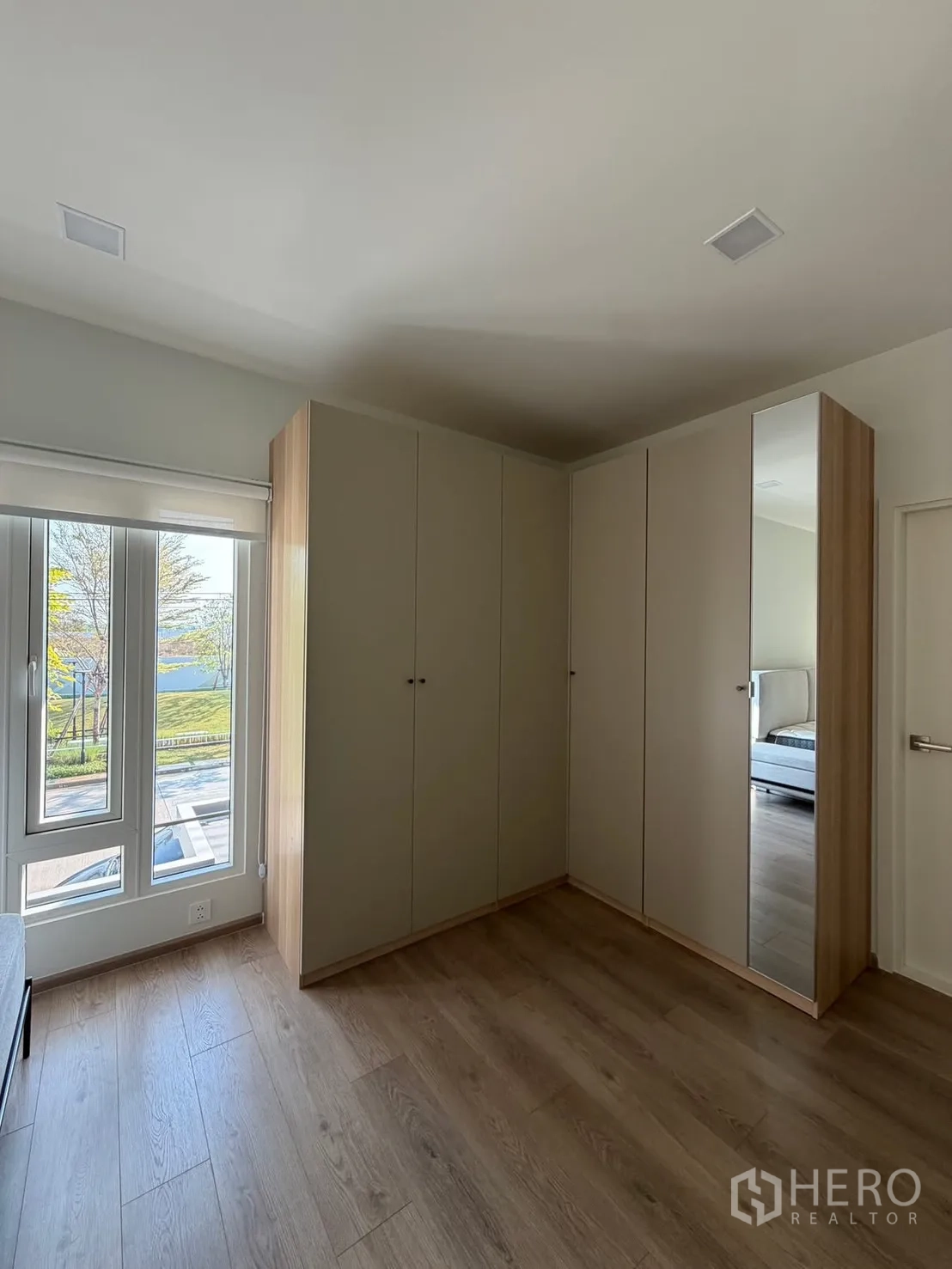 บ้าน ให้เช่าในBang Na, Bangkok - ห้องนอนรอง หน้าต่างสูงจรดพื้น และตู้มุมพร้อมบานกระจกเงา