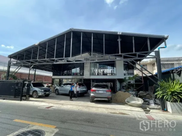 Home Office for rent in Wang Thonglang, Bangkok - Modern home office with steel-frame canopy and large covered parking at the front gate