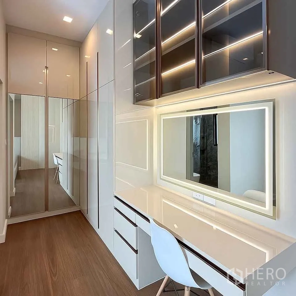 Detached House for rent in Bang Phli, Samut Prakan - Dressing area with backlit mirror, drawers and overhead glass cabinets.