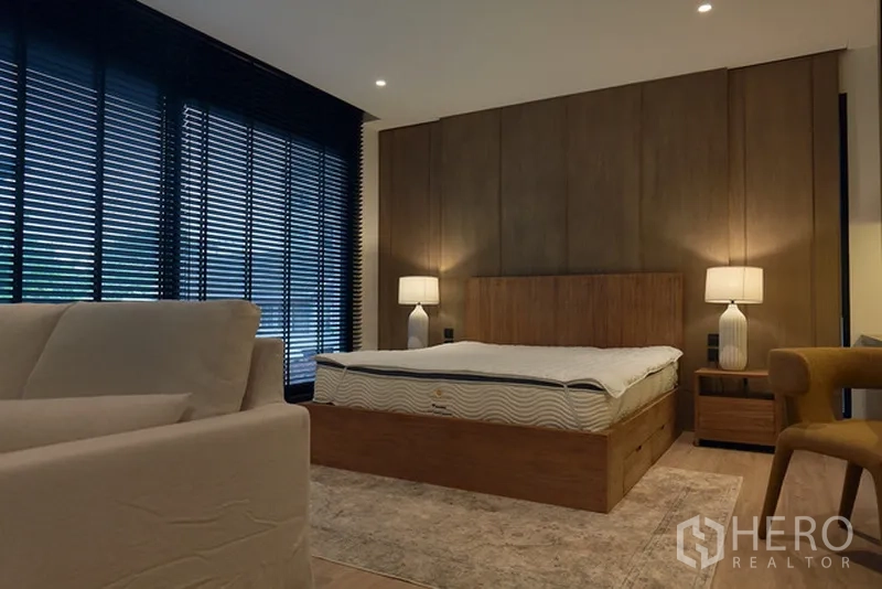 บ้าน ให้เช่าในWatthana, Bangkok - ห้องนอนช่วงกลางคืน ผนังไม้และโคมไฟหัวเตียง