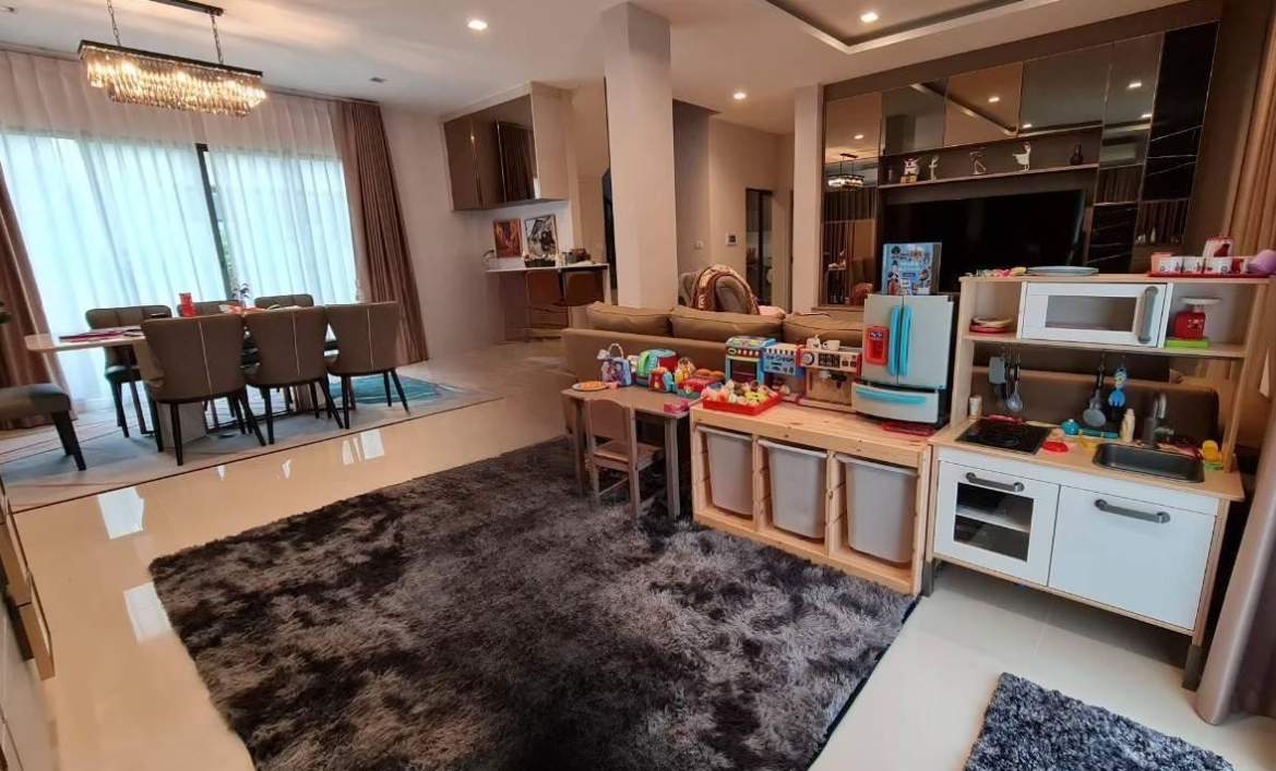 Detached House for rent in Saphan Sung, Bangkok - Open-plan living and dining area with chandelier and family play zone.