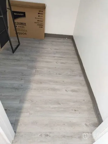 公寓 出租在Sathon, Bangkok - 小型杂物/储藏室，浅灰色木纹地板。