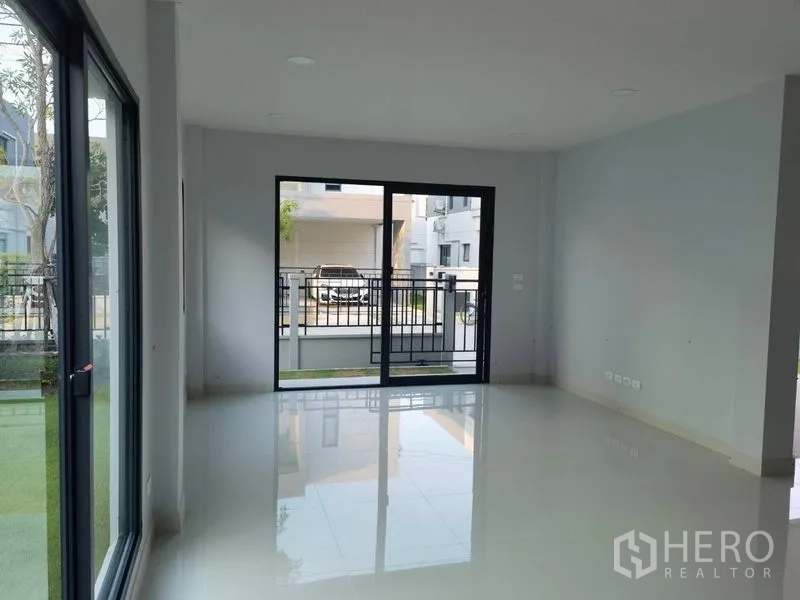 Detached House for rent in Bang Phli, Samut Prakan - Ground-floor living room with large sliding doors to the front terrace.