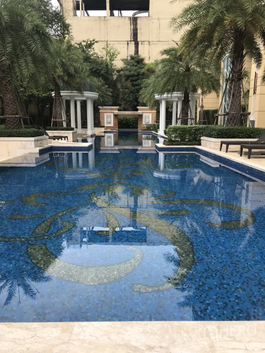 คอนโด ให้เช่าในWatthana, Bangkok - สระว่ายน้ำสไตล์รีสอร์ท โมเสกสีน้ำเงิน รายล้อมด้วยต้นปาล์มและศาลาพัก