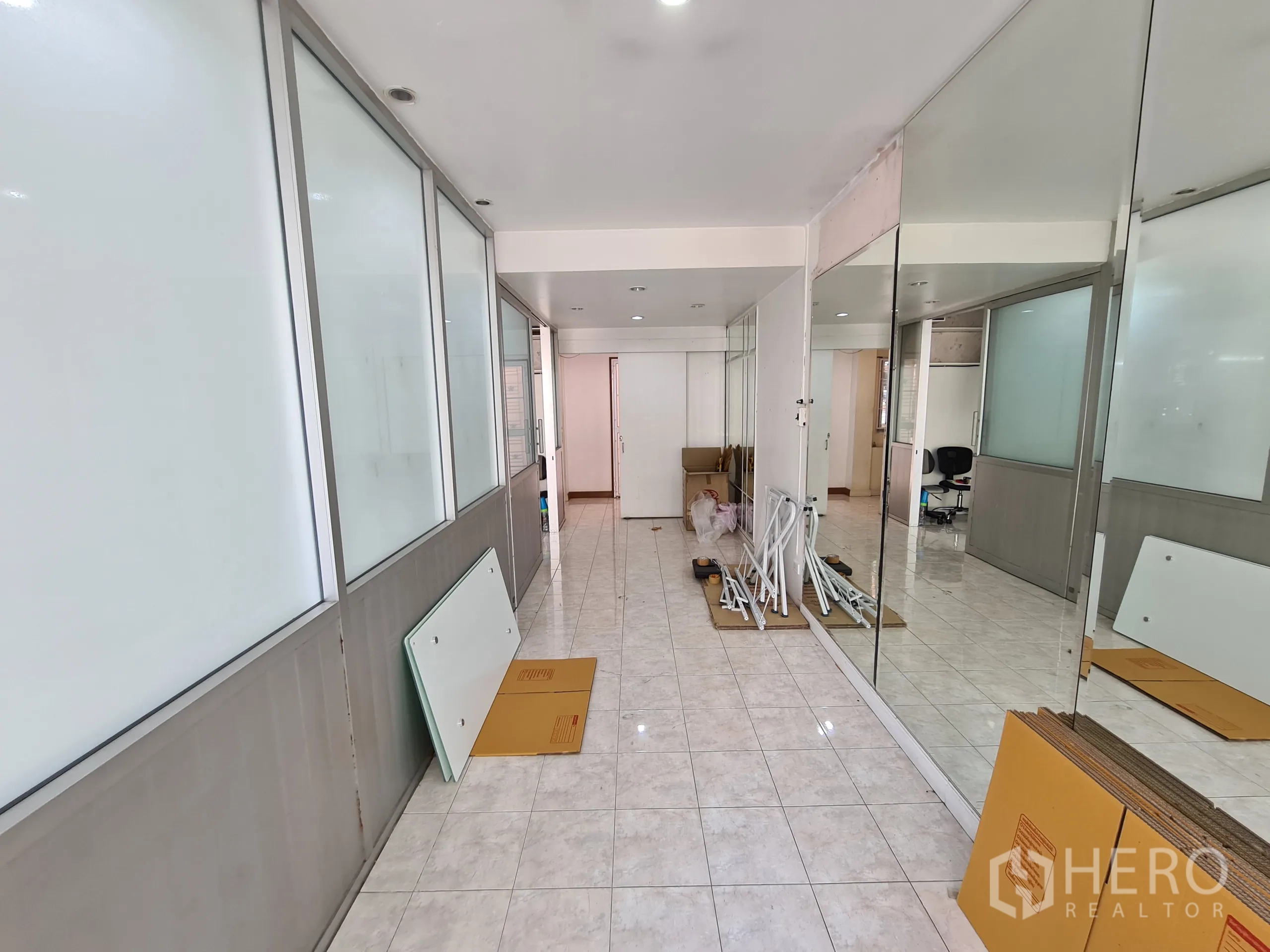 店屋 出租或出售在Sathon, Bangkok - 室内长走道，镜面墙与筒灯，磨砂隔断，便于二次装修。