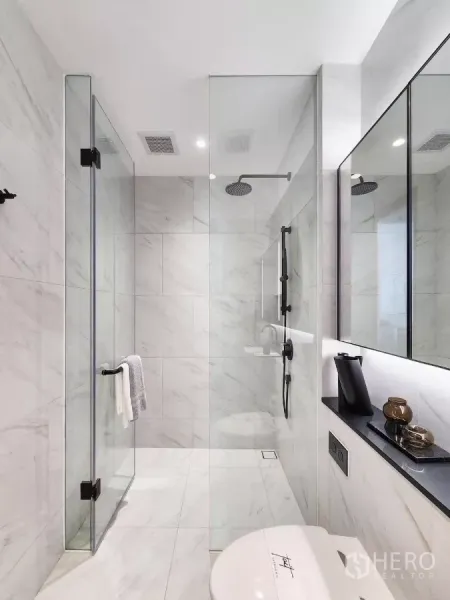 公寓 出租在Bang Rak, Bangkok - 次卫，玻璃围合的雨淋淋浴与石材台面。