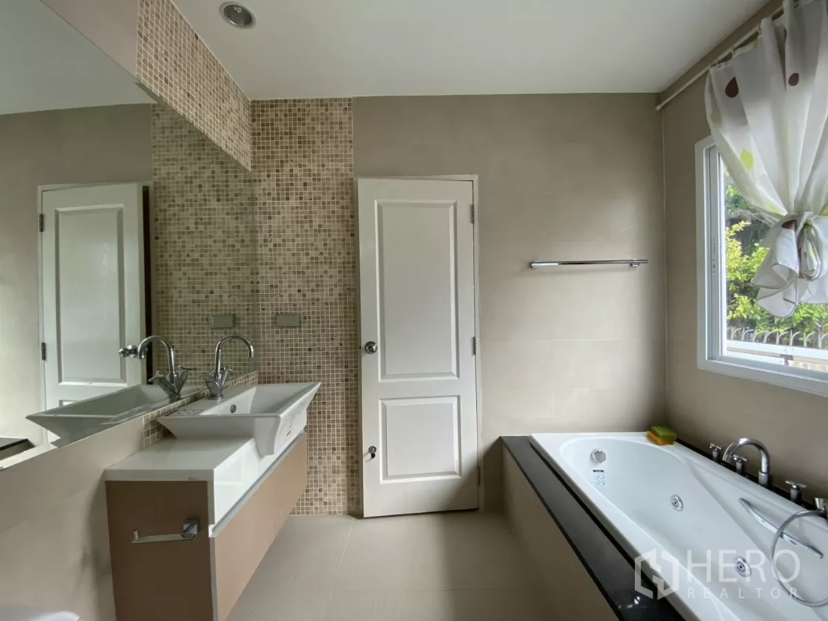บ้าน ให้เช่าหรือขายในLak Si, Bangkok - ห้องน้ำมาสเตอร์ อ่างล้างหน้าคู่และอ่างอาบน้ำติดหน้าต่าง.