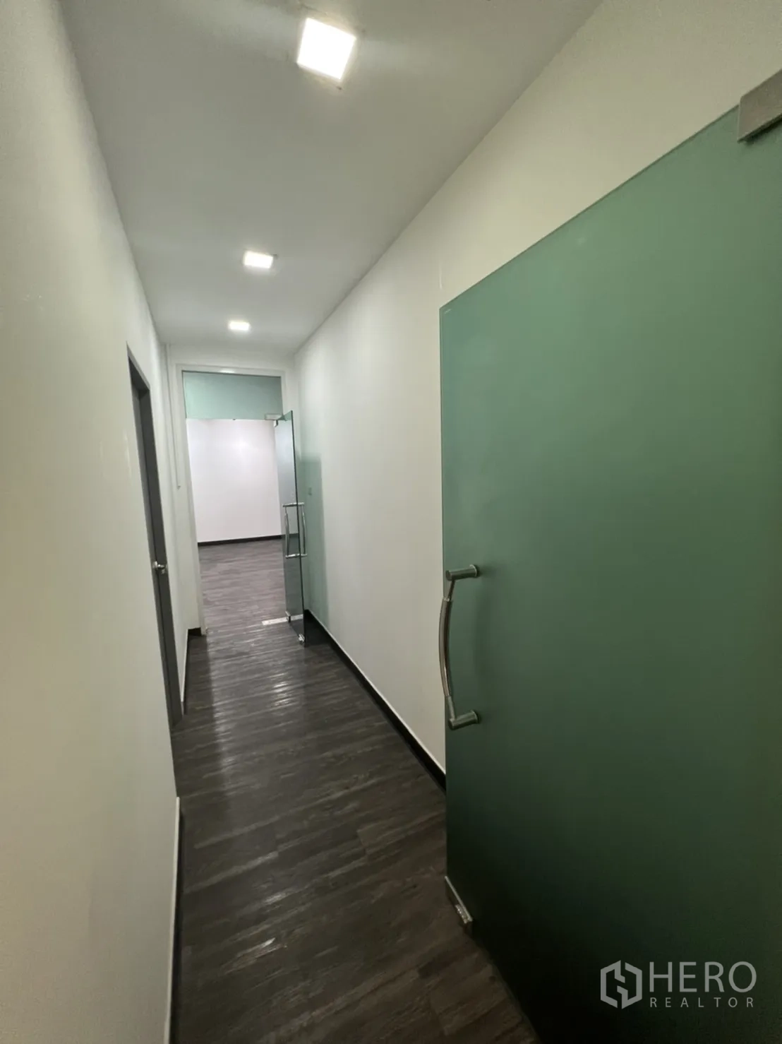 พื้นที่ขายปลีก ให้เช่าในSathon, Bangkok - โถงทางเดินประตูกระจกสีเขียวด้านและไฟฝังเพดาน