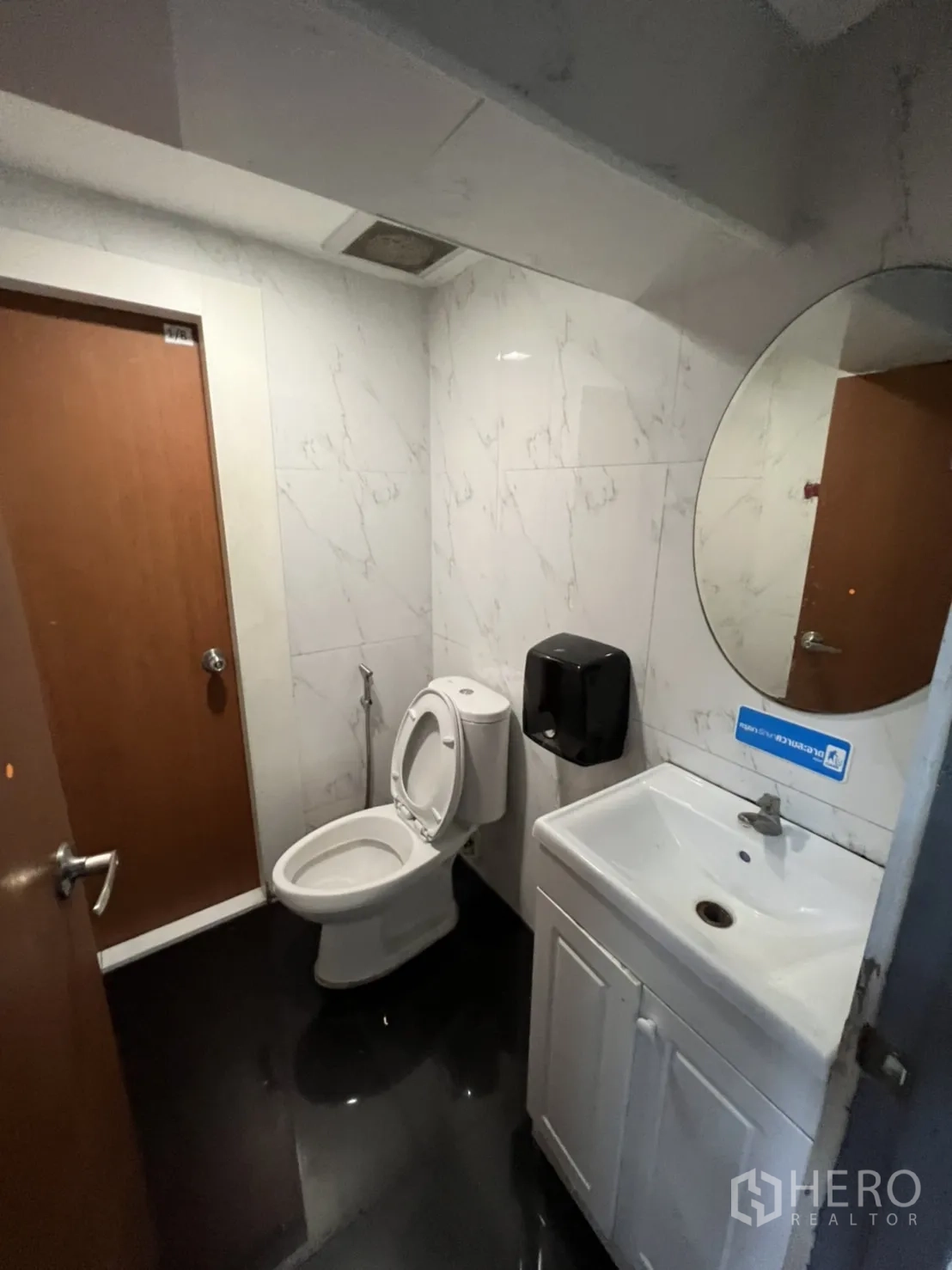 พื้นที่ขายปลีก ให้เช่าในSathon, Bangkok - ห้องน้ำส่วนตัวพร้อมอ่างล้างหน้า กระจก และผนังลายหินอ่อน