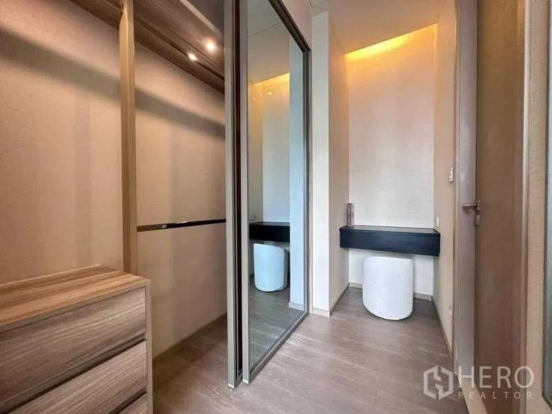 Condominium for rent in Watthana, Bangkok - Walk-in closet with mirrored sliding doors and dressing nook