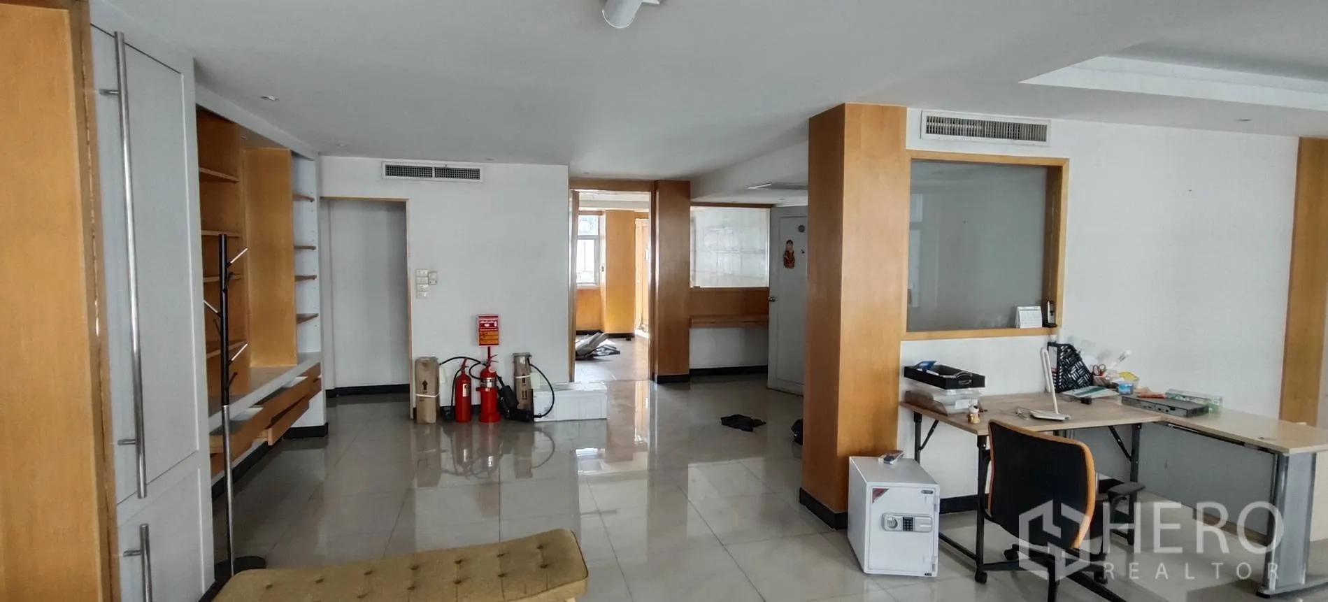 ตึกแถว for rent in Watthana, Bangkok - พื้นที่สำนักงานอีกมุมพร้อมบิวท์อินไม้และม้านั่ง