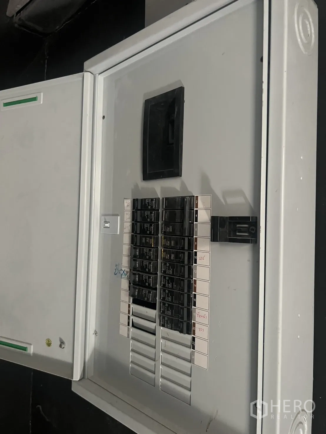 อาคารพาณิชย์ ให้เช่าในWatthana, Bangkok - ตู้คอนซูมเมอร์ยูนิตสวิตช์ไฟฟ้า สีขาว