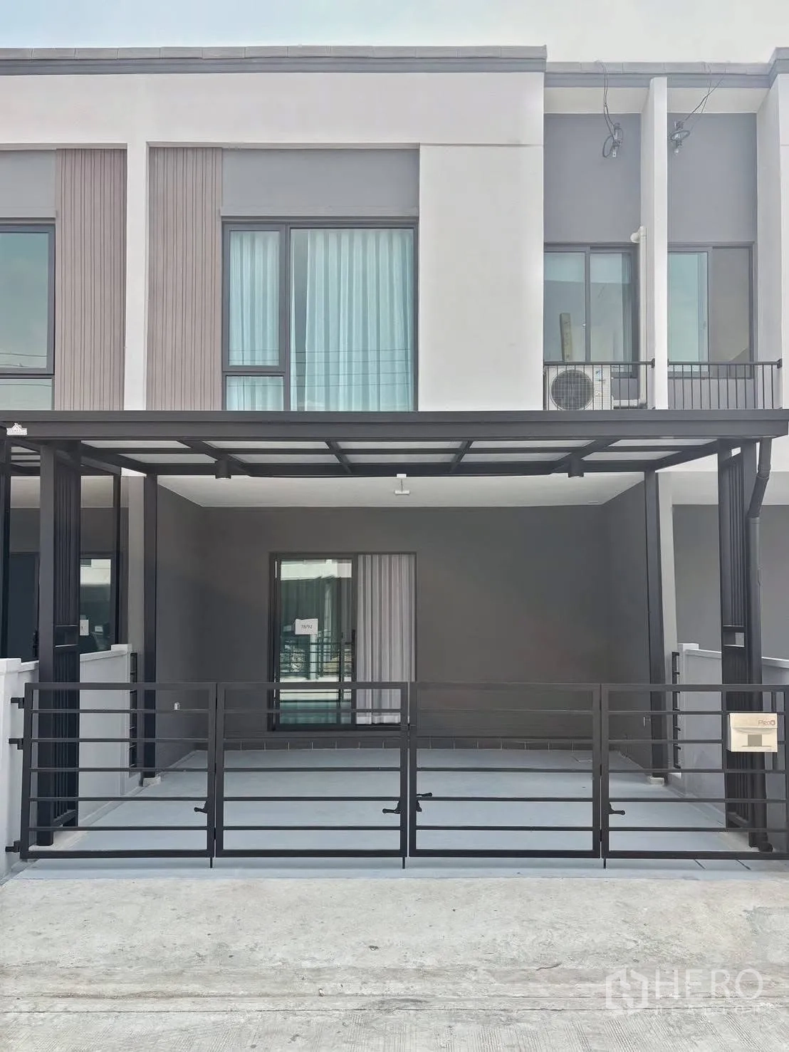 联排别墅 for rent in Bang Phli, Samut Prakan - 现代两层联排屋外立面，带有顶棚车位与阳台