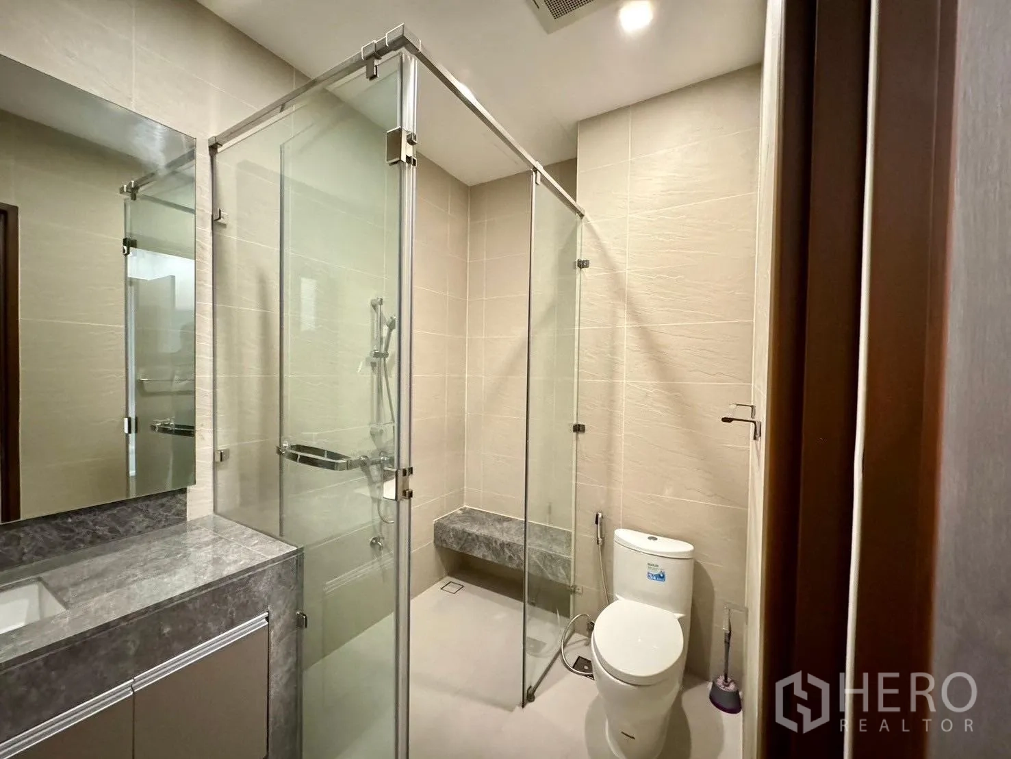Detached House for rent or sale in Prawet, Bangkok - Modern bathroom with glass shower cubicle, toilet and vanity.