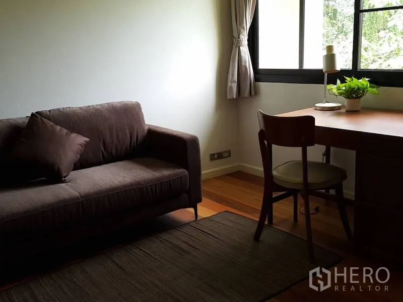 独立式住宅 出租在Chatuchak, Bangkok - 次卧/书房，带沙发、书桌与充足自然光。