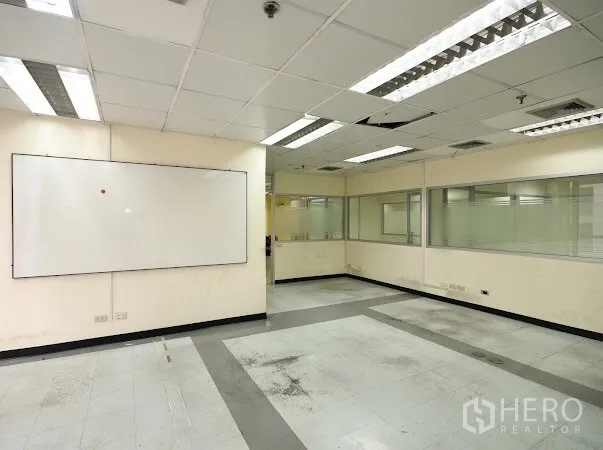 สำนักงาน ให้เช่าในWatthana, Bangkok - พื้นที่สำนักงานกว้าง ผนังกระจกภายใน ไวท์บอร์ด และไฟแขวนเพดาน
