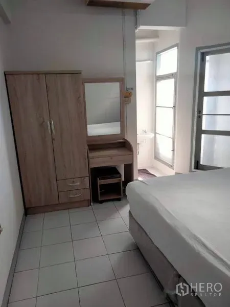 店屋 出租 - 房间一角，衣柜与梳妆台，旁有磨砂玻璃门。