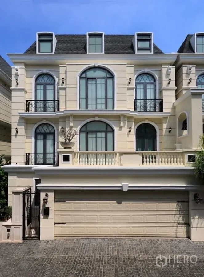 บ้าน ให้เช่าหรือขายในWatthana, Bangkok - ด้านหน้าบ้านเดี่ยวสามชั้น พร้อมระเบียงและโรงจอดรถ