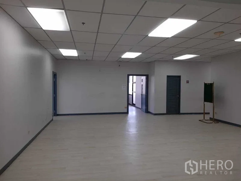 สำนักงาน ให้เช่าในKhlong Toei, Bangkok - ชั้นออฟฟิศโล่งอเนกประสงค์ เพดานฝ้าพร้อมโคมไฟ LED