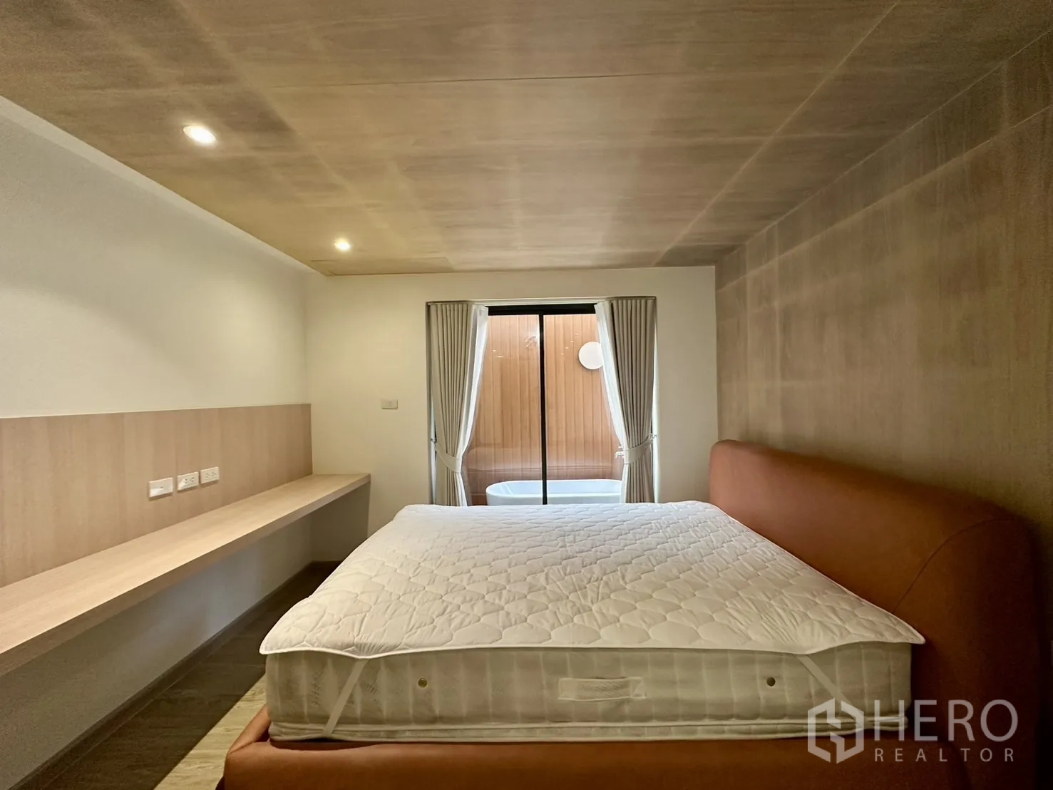 带办公室的家 出租在Phra Khanong, Bangkok - 卧室配长条书桌与柔和灯光，可通往沐浴小空间。