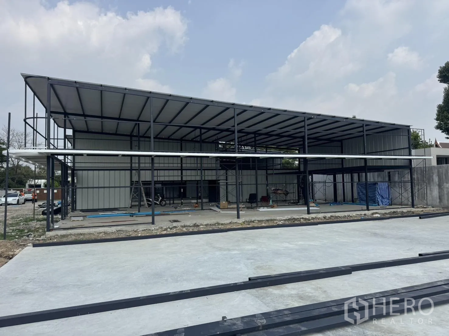 โกดัง for rent in Bang Kapi, Bangkok - โครงสร้างโกดังเหล็กก่อสร้างอยู่ หลังคาสูงและพื้นที่เปิดโล่ง