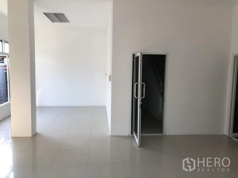 工厂 出租在Lam Luk Ka, Pathum Thani - 一层办公室，瓷砖地面与玻璃门。