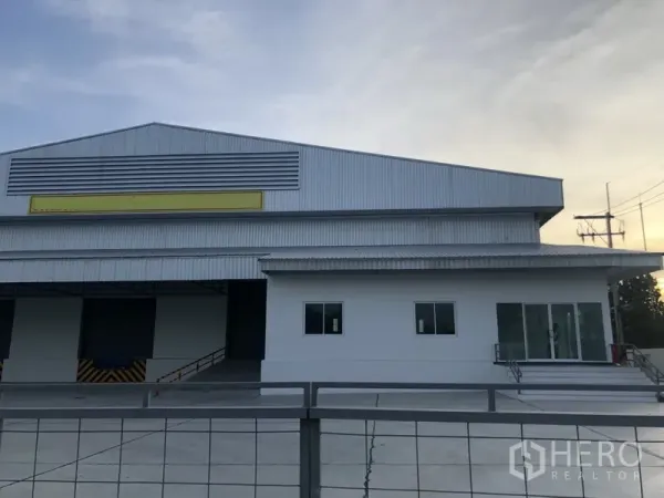 货栈 出租在Si Racha, Chon Buri - 春武里诗拉差现代钢结构仓库外观，带办公区与宽阔混凝土场地。