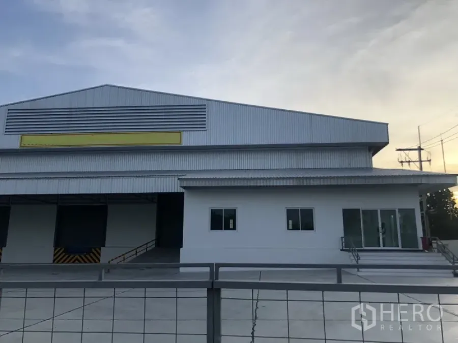 货栈 出租在Si Racha, Chon Buri - 春武里诗拉差现代钢结构仓库外观，带办公区与宽阔混凝土场地。