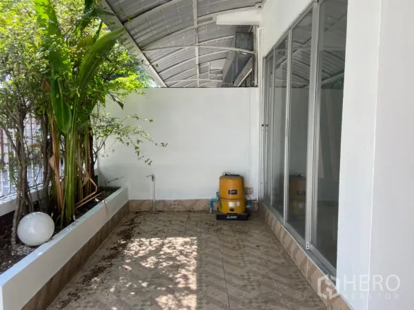 联排别墅 出租在Watthana, Bangkok - 带顶前露台，种植槽、推拉玻璃门及水泵设备