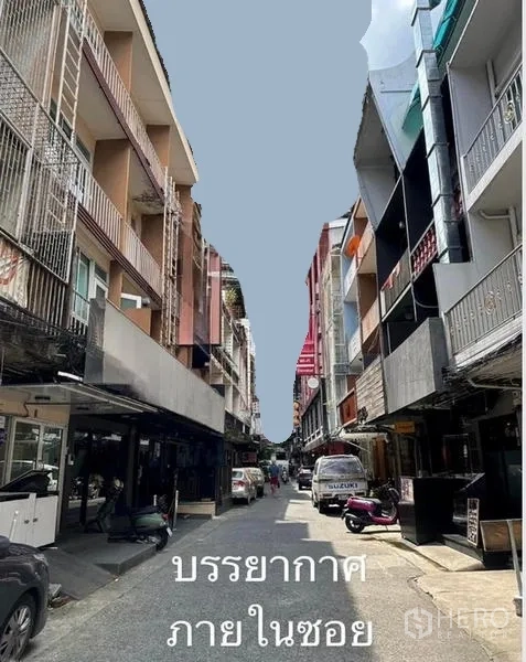 อาคารพาณิชย์ ให้เช่าหรือขายในWatthana, Bangkok - บรรยากาศในซอย อาคารพาณิชย์หลายชั้นสองฝั่งถนน มีรถยนต์และมอเตอร์ไซค์จอด