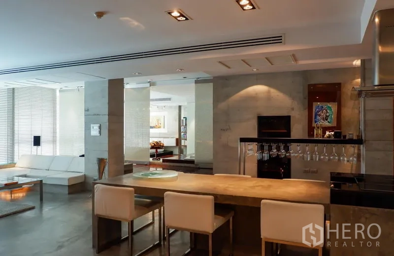 คอนโด ให้เช่าหรือขายในKhlong Toei, Bangkok - โถงรับประทานอาหารและพักผ่อนกว้าง แสงไฟบิวท์อินพร้อมผนังกระจก.