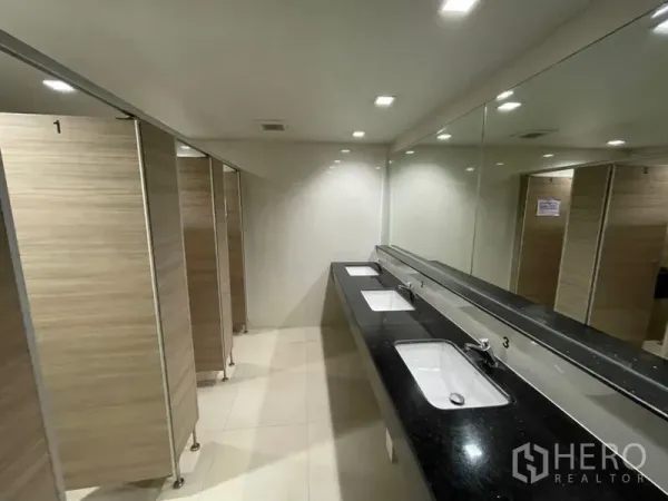 สำนักงาน ให้เช่าในRatchathewi, Bangkok - ห้องน้ำส่วนกลาง เคาน์เตอร์หินสีดำยาว กระจกบานใหญ่ และห้องส้วมลายไม้