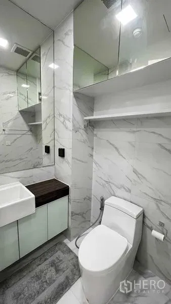 คอนโด ให้เช่าในWatthana, Bangkok - ห้องน้ำโมเดิร์นกรุหินอ่อน ซิงก์ ตู้กระจก และโถสุขภัณฑ์