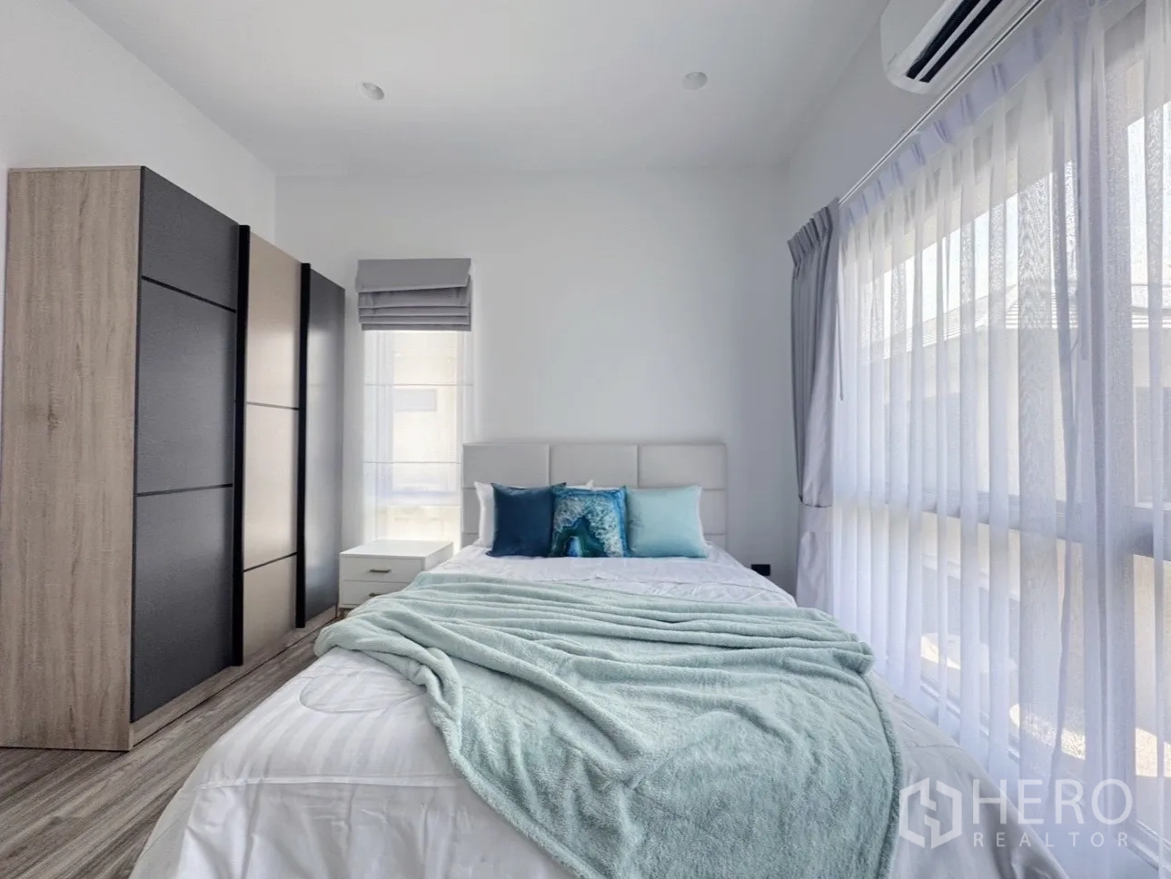 บ้าน ให้เช่าหรือขายในBang Kapi, Bangkok - ห้องนอนที่สองอีกมุม แสดงตู้เสื้อผ้าและหน้าต่างบานใหญ่