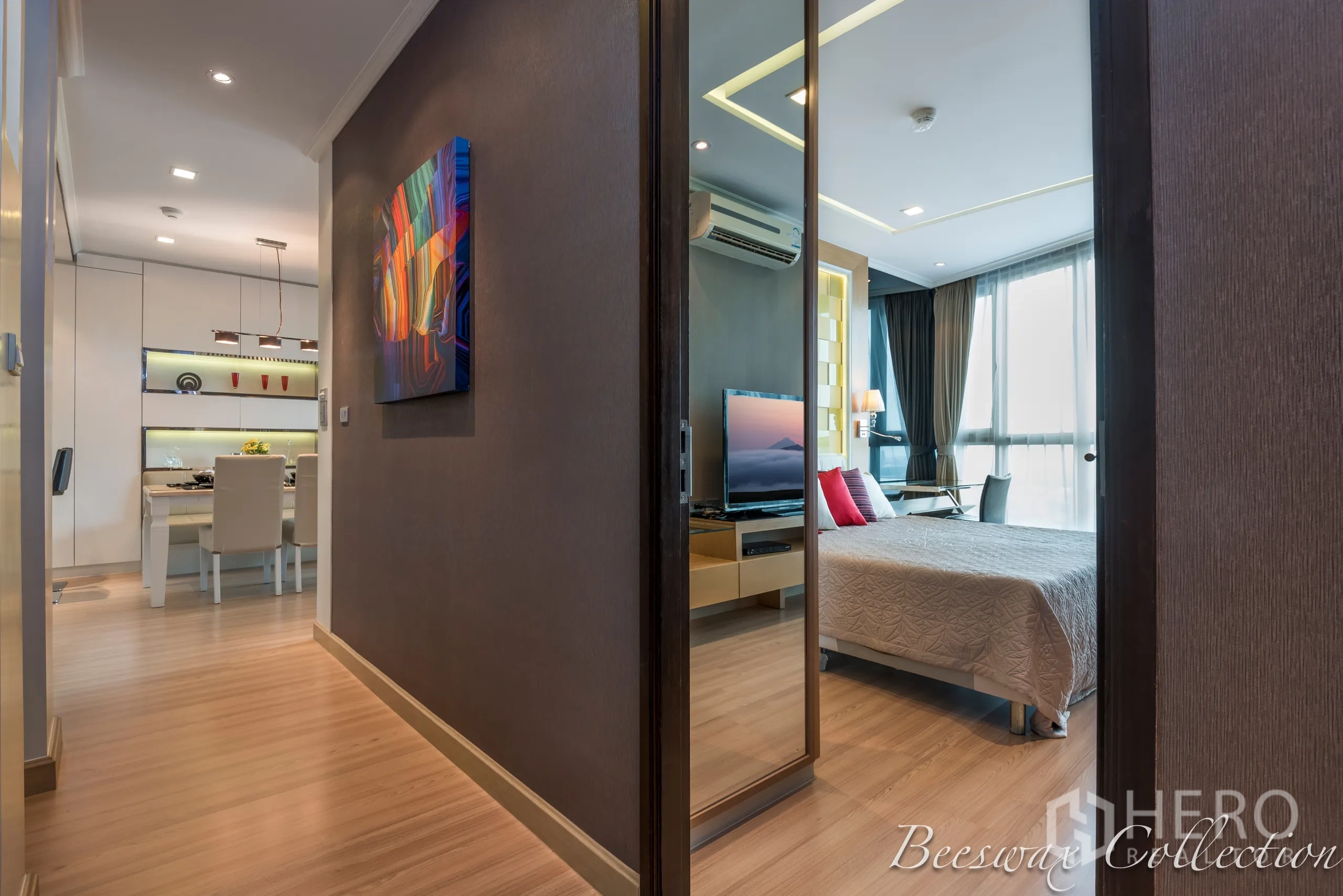 คอนโด ให้เช่าในWatthana, Bangkok - โถงทางเดินเชื่อมห้องนอนและโซนรับประทานอาหาร พื้นไม้ และตู้เสื้อผ้าบานกระจก