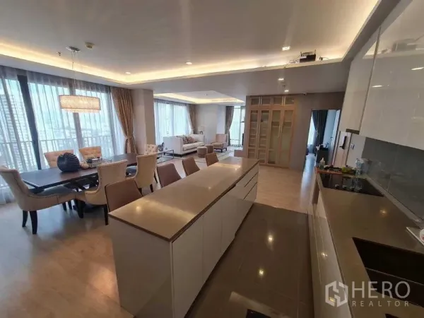 公寓 出售 - Ekkamai公寓的开放式客餐厅与中岛厨房，落地窗与城市景观一览无余。