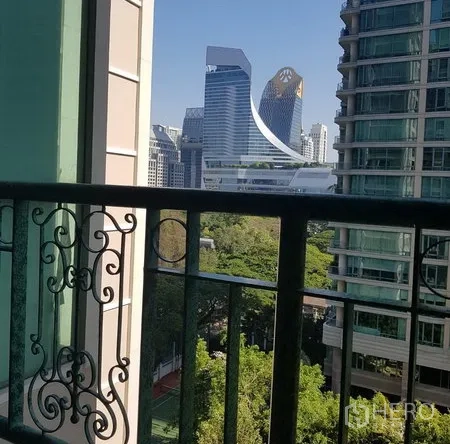 公寓 出租在Pathum Wan, Bangkok - 带锻铁栏杆的私人阳台，远眺曼谷天际线与绿地景观。