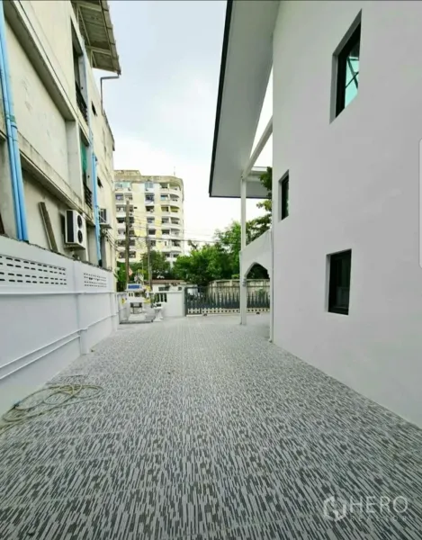 สำนักงานที่บ้าน ให้เช่าในLat Phrao, Bangkok - ทางเดินรถปูกระเบื้องยาวตลอดแนวรั้วไปสู่ประตูบ้าน